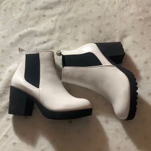 These are black and white boots. There really comfortable.